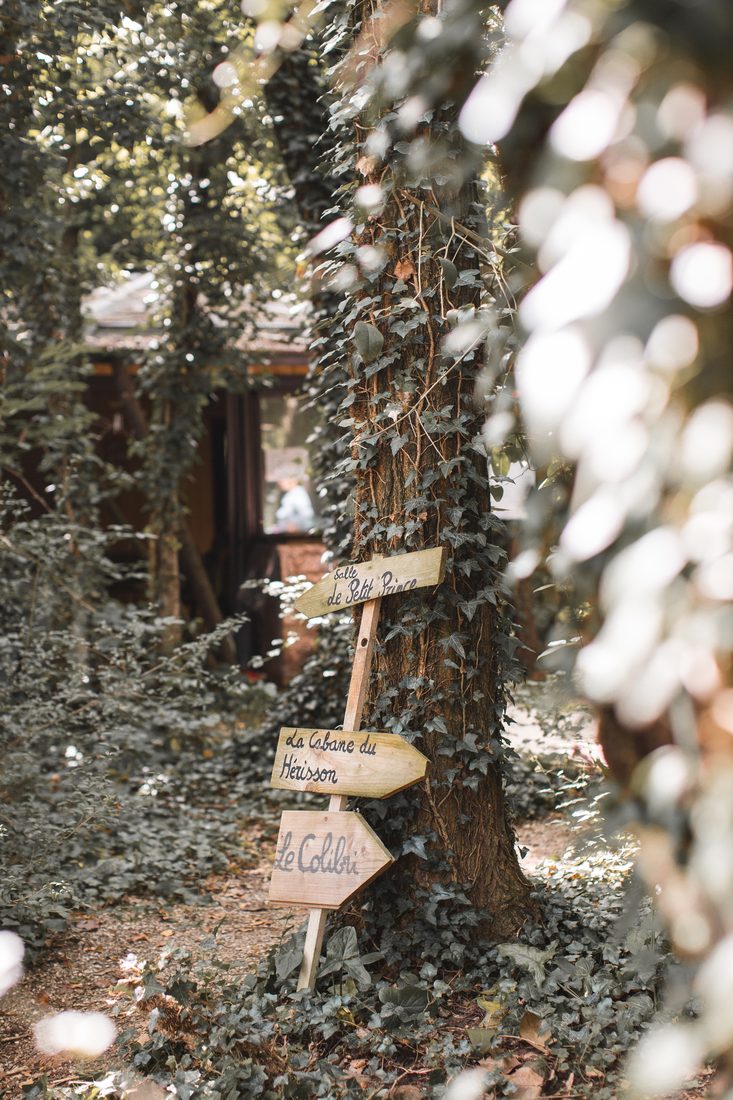Signalétique en bois du festival Devenir Parents au Bois de l'Utopie