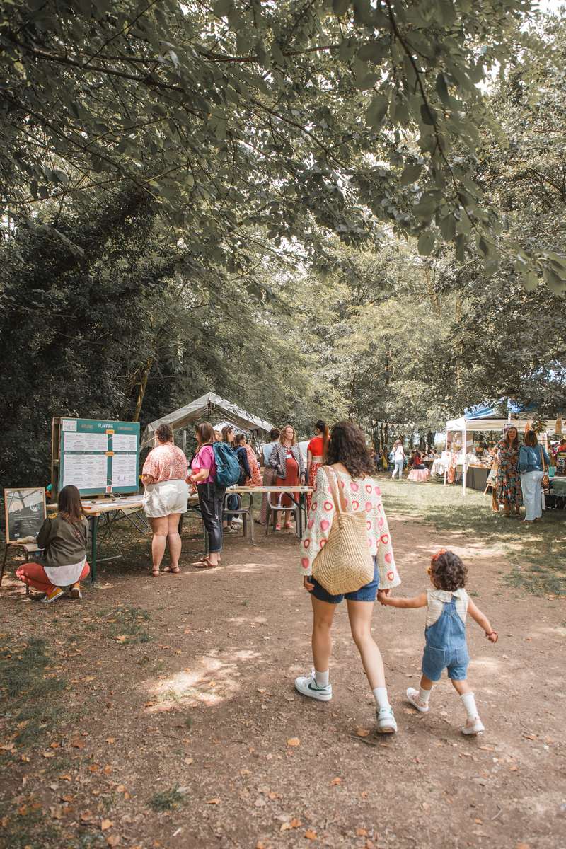 Une mère et son enfant arrivant sur le site du festival Devenir Parents