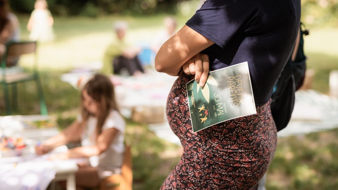 Le programme du festival Devenir Parents 2026 tenu à la main
