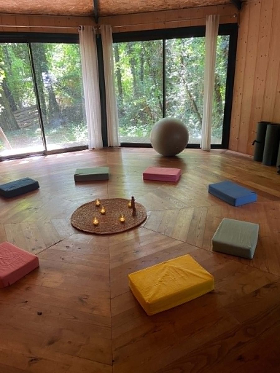 Salle de l’Annexe préparée pour un atelier, coussins disposés en cercle et ballon de naissance