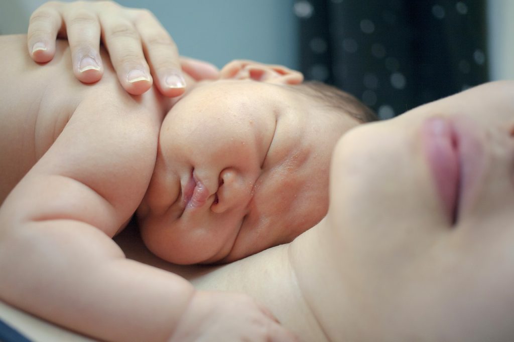 Favoriser la sortie du placenta par la proximité avec son bébé